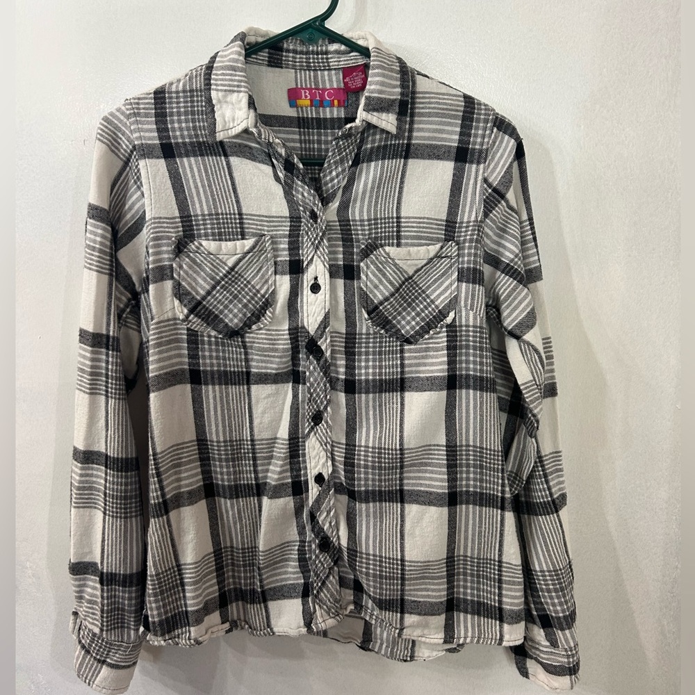 Bundle 3/$25 
BTC Small Long Sleeve Button Up Black/white flannel plaid top